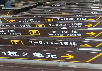 昭觉广告标识中，常见的几种安装方式。